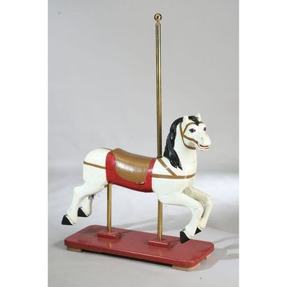 CHEVAL DE MANEGE en bois peint sur son présentoir...