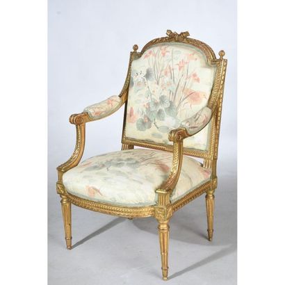PAIR OF LOUIS XVI FALLS in gilded wood with...