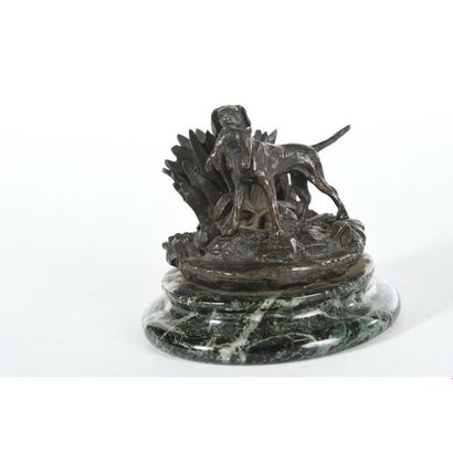 PETIT SUJET en bronze représentant un chien...