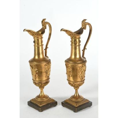 PAIRE D’AIGUIERES EMPIRE en bronze doré à...