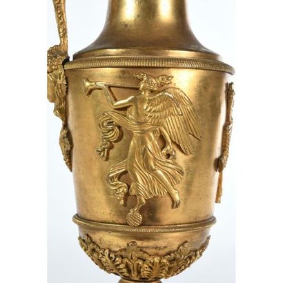 PAIRE D’AIGUIERES EMPIRE en bronze doré à...
