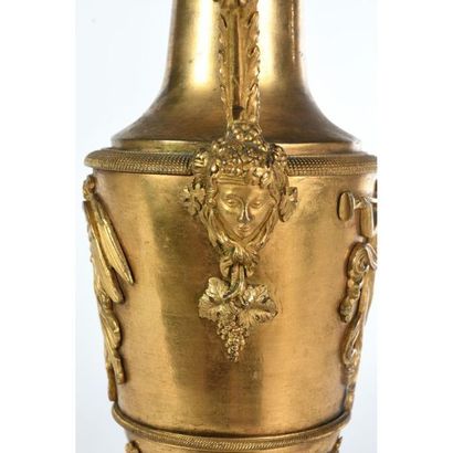 PAIRE D’AIGUIERES EMPIRE en bronze doré à...