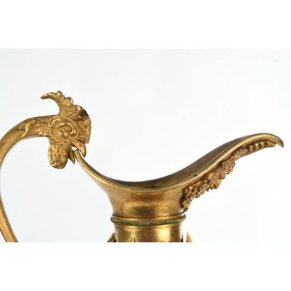 PAIRE D’AIGUIERES EMPIRE en bronze doré à...