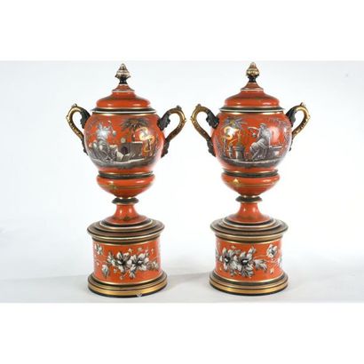 PAIRE DE GRANDS POTS A PHARMACIE en porcelaine...
