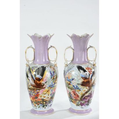 PAIRE DE GRANDS VASES en porcelaine de PARIS...