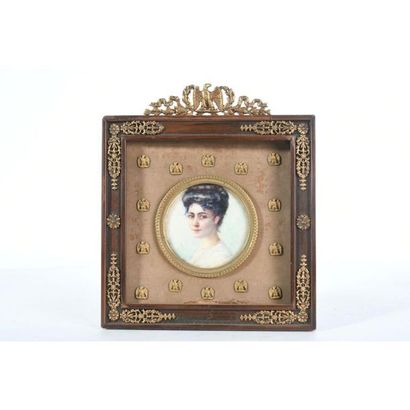 MINIATURE peinte représentant une femme en...