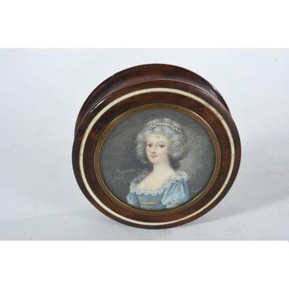 BOITE ronde en loupe de Thuya à décor sur...