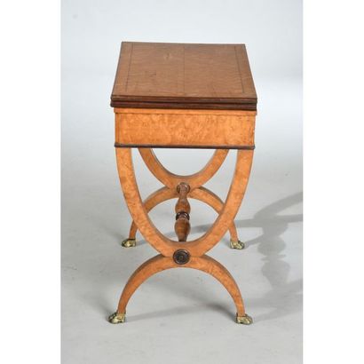 TABLE A JEUX CHARLES X en placage de bois...