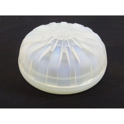 HUNEBELLE France. Art Deco round box in white...