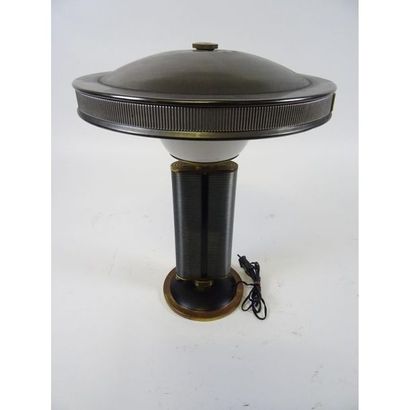 EILEEN GRAY. (D’après). LAMPE en métal patiné...
