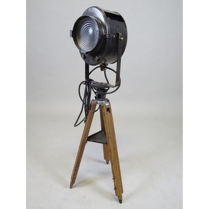 PROJECTEUR CREMER en métal. Il est orientable....