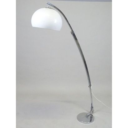 LAMPADAIRE 1970 en métal chromé. Il est réglable...