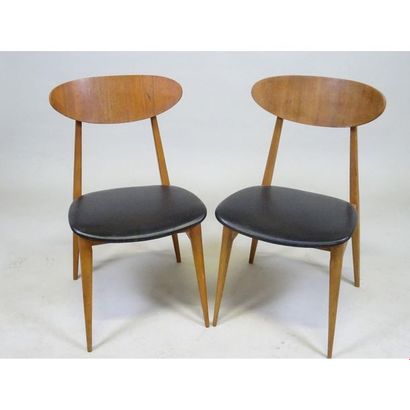 PAIRE DE CHAISES SCANDINAVES en teck à dossier...
