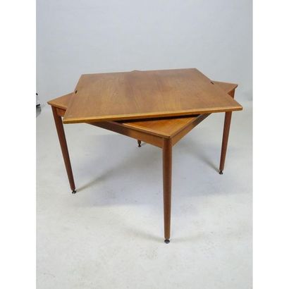TABLE SCANDINAVE de forme carrée. Le plateau...