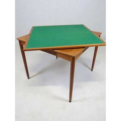 TABLE SCANDINAVE de forme carrée. Le plateau...