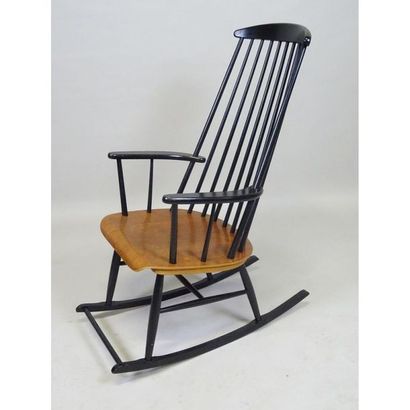 ILMARI TAPIOVAARA. Rocking’chair en teck...