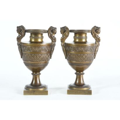 PAIRE DE VASES DANS LE GOUT DE L’ANTIQUE...