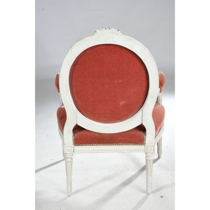 PAIRE DE FAUTEUILS LOUIS XVI à dos plat médaillon...