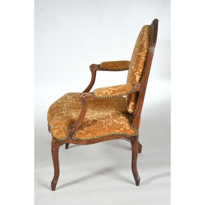 SUITE DE 4 FAUTEUILS LOUIS XV à dossier plat...