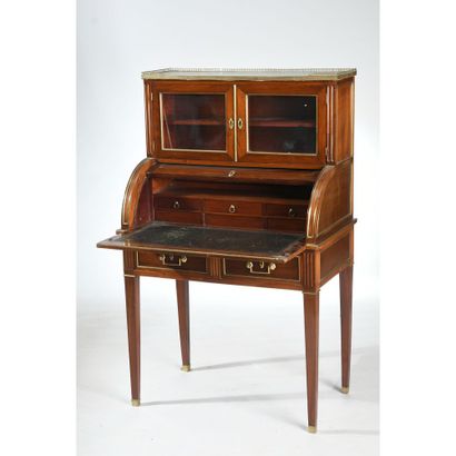 PETIT BUREAU A CYLINDRE LOUIS XVI en acajou...