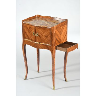 TABLE DE SALON LOUIS XV en placage de bois...