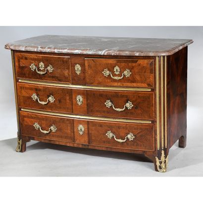COMMODE RÉGENCE à façade cintrée en placage...