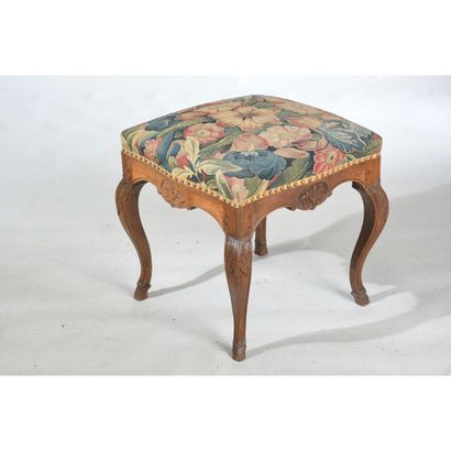 TABOURET LOUIS XV à ceinture mouvementée...