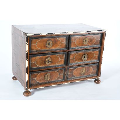 PETIT CABINET DE VOYAGE ANVERSOIS en placage...