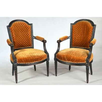 PAIRE DE FAUTEUILS LOUIS XVI à chapeau de...