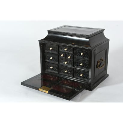 PETIT CABINET DE CURIOSITE en ébène et bois...