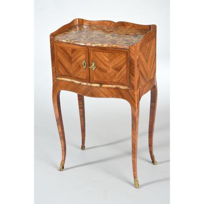 TABLE DE SALON LOUIS XV en placage de bois...