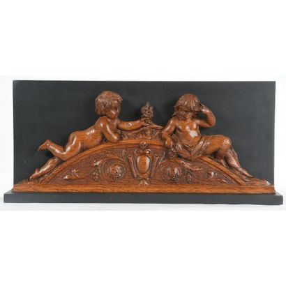 SUJET en chêne représentant une scène amoureuse...