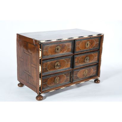PETIT CABINET DE VOYAGE ANVERSOIS en placage...