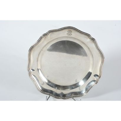 AUCOC A. PLAT de forme chantournée en argent...