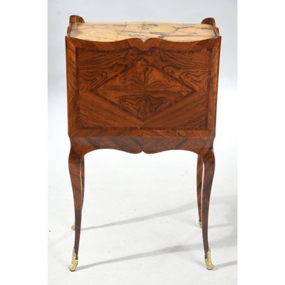 TABLE DE SALON LOUIS XV en placage de palissandre....