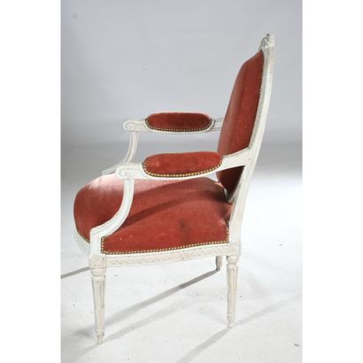 PAIRE DE FAUTEUILS LOUIS XVI à dos plat médaillon...
