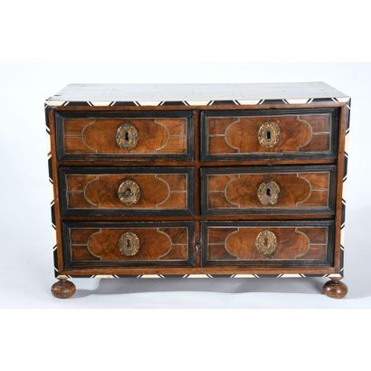 PETIT CABINET DE VOYAGE ANVERSOIS en placage...
