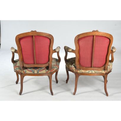 2 LARGE CABRIOLET LOUIS XV pendant in natural...