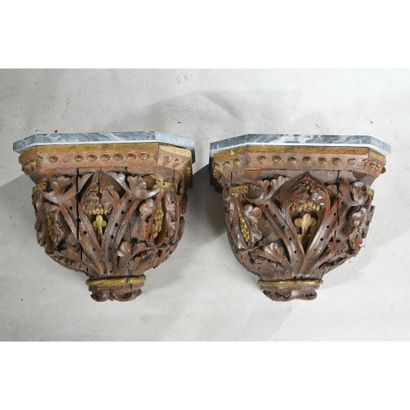PAIRE DE CHAPITEAUX pouvant former console...