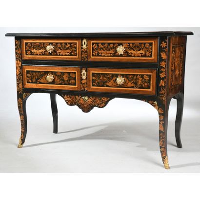 COMMODE RÉGENCE à plateau bois en placage...