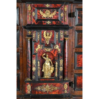 CABINET FLAMAND LOUIS XIII de forme architecturale...