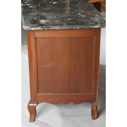 COMMODE with crossbow front in solid mahogany...