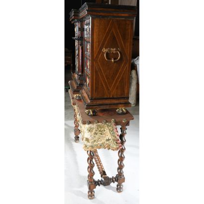 CABINET FLAMAND LOUIS XIII de forme architecturale...