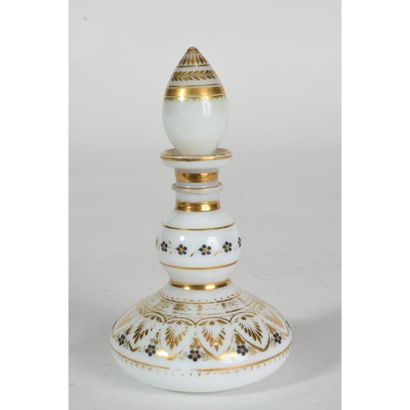 PETIT FLACON CHARLES X en opaline blanche...