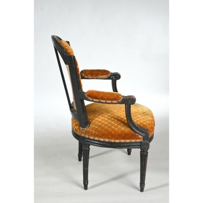 PAIRE DE FAUTEUILS LOUIS XVI à chapeau de...