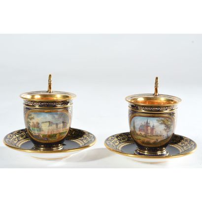 PAIRE DE TASSES ET LEUR SOUS-TASSE en porcelaine...