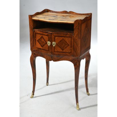 TABLE DE SALON LOUIS XV en placage de palissandre....