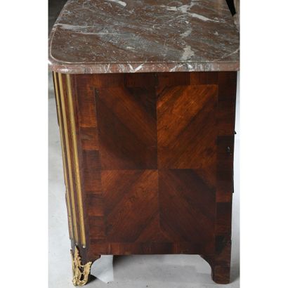 COMMODE RÉGENCE à façade cintrée en placage...