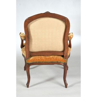 SUITE DE 4 FAUTEUILS LOUIS XV à dossier plat...