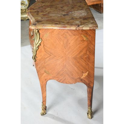 LOUIS XV JUMPING COMMODITY in rosewood veneer...